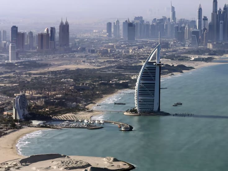 Ataques iraníes sacuden Oriente Medio: Aeropuerto internacional de Dubái y el emblemático Burj Al Arab resultan dañados, cuatro heridos reportados, vuelos suspendidos y espacios aéreos cerrados, mientras misiles impactan Abu Dabi, Doha y zonas estratégicas generando alerta máxima en la región