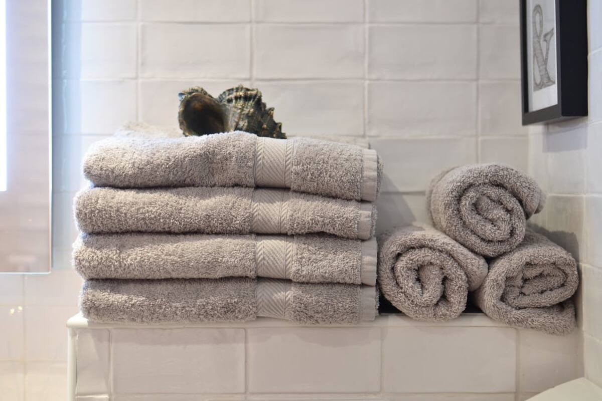 Así puedes eliminar el mal olor de tus toallas de baño