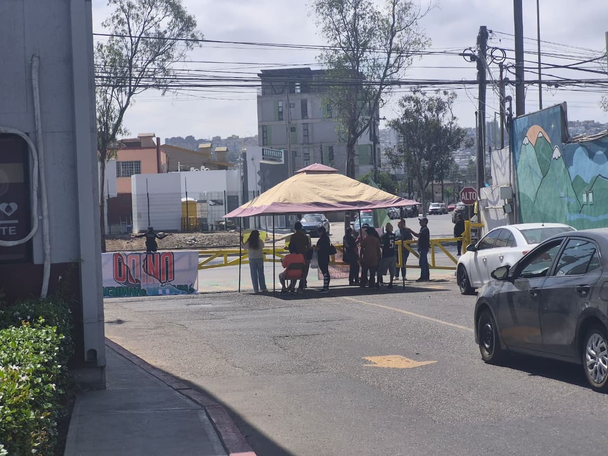Vecinos de Sánchez Taboada acudieron a las oficinas de CESPT para exigir atención a los deslizamientos. Foto: Michelle Castillo