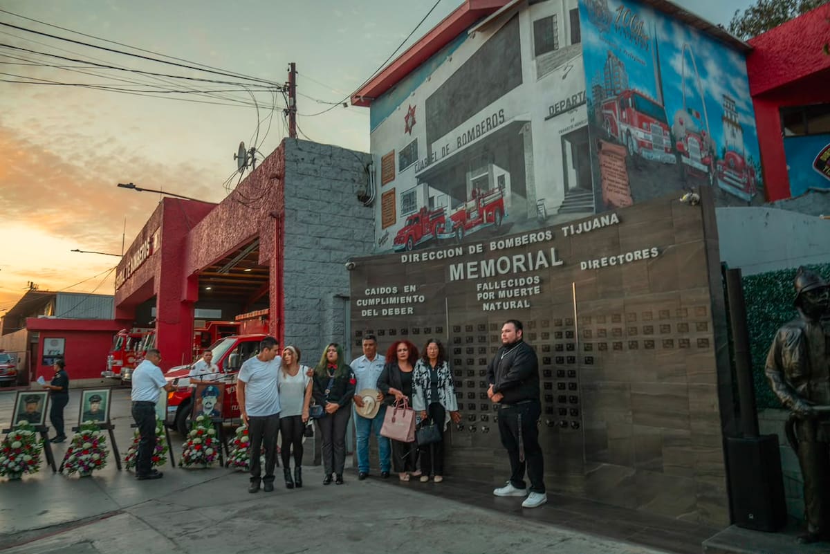 Familiares de los capitanes Daniel Reynoso y Juan de Dios Romero colocaron las placas con sus nombres en el Memorial de Bomberos Tijuana. Foto: Border Zoom.