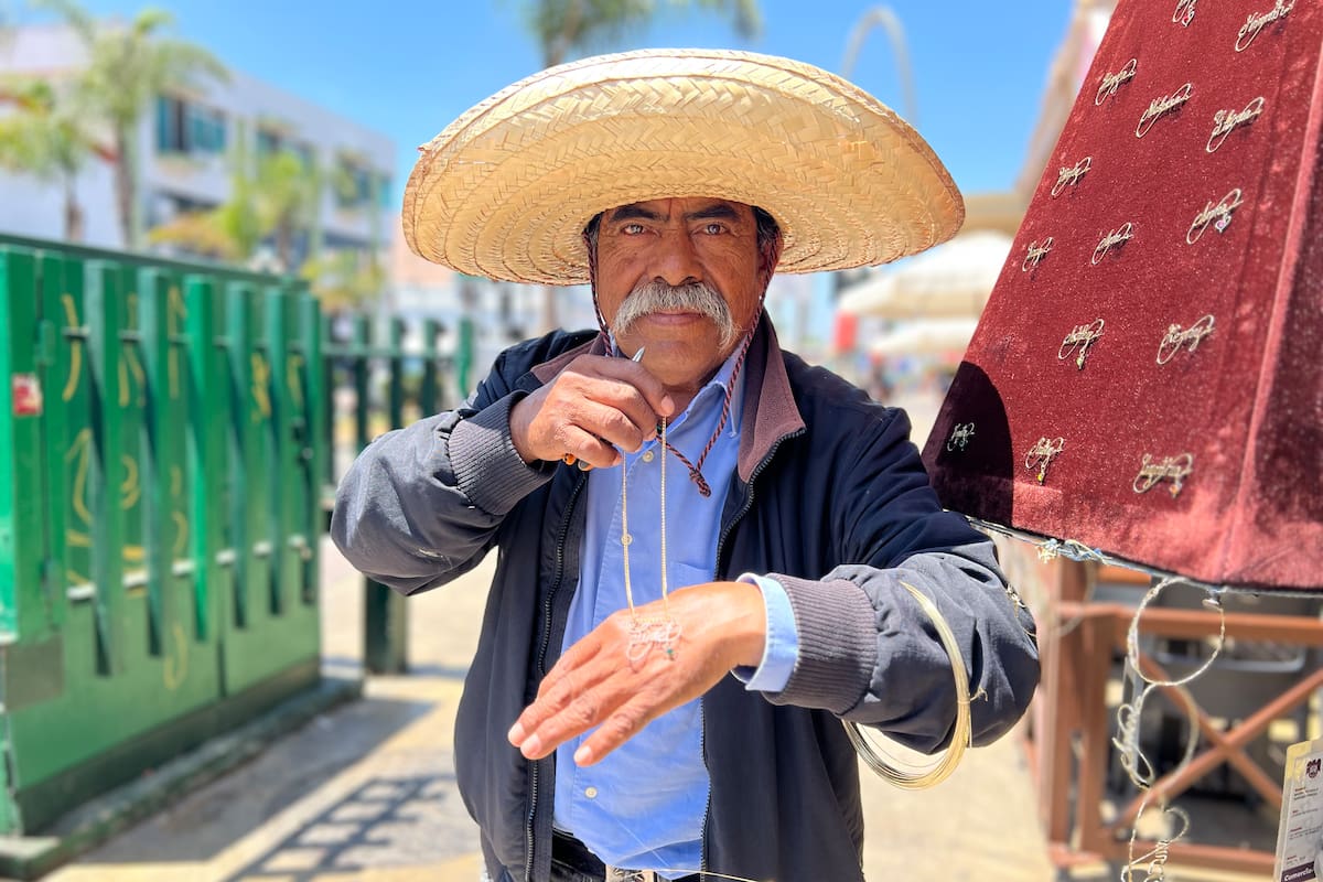 “Mis nietos son mi motor”, la historia de Mauro, artesano de la avenida Revolución