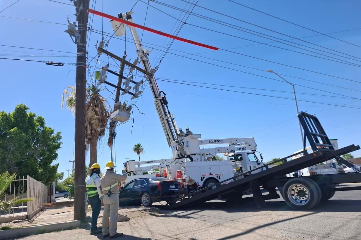 Auto derriba poste y tira transformador en San Luis Río Colorado