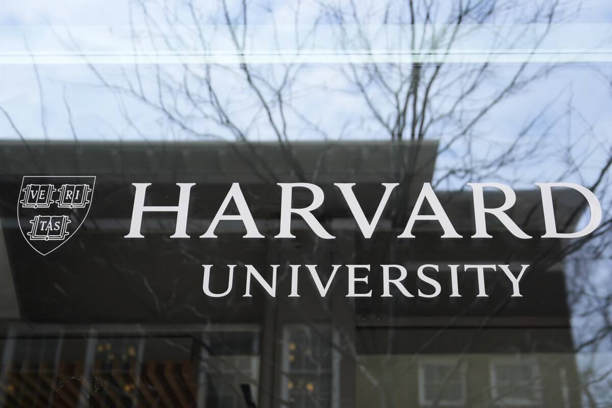 El logotipo de la Universidad de Harvard se exhibe en un edificio de la escuela, el martes 15 de abril de 2025, en Cambridge, Massachusetts. | Crédito: AP/Charles Krupa