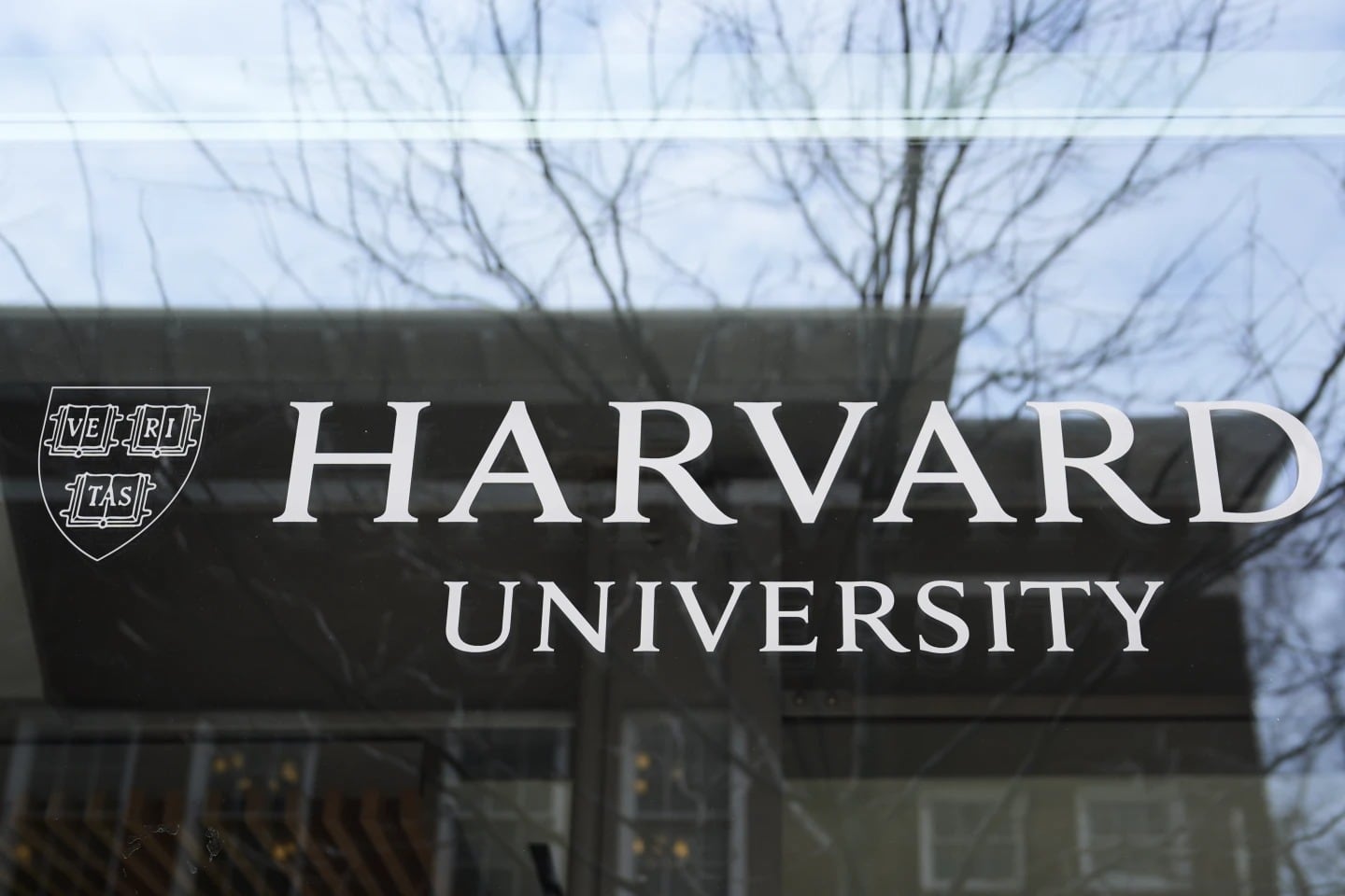 El logotipo de la Universidad de Harvard se exhibe en un edificio de la escuela, el martes 15 de abril de 2025, en Cambridge, Massachusetts. | Crédito: AP/Charles Krupa