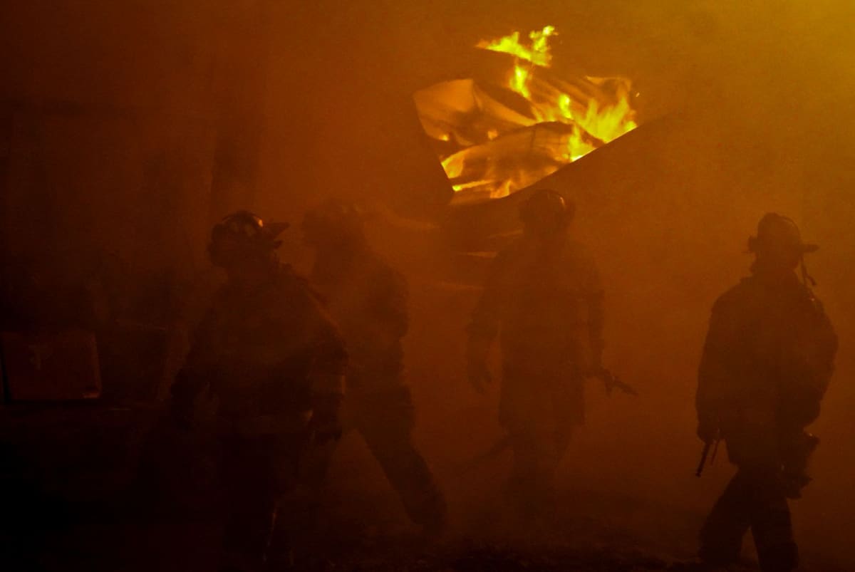 Una fábrica de tarimas ubicada en la colonia Ejido Ojo de Agua fue consumida por un incendio registrado durante la tarde. Foto: Leonardo González