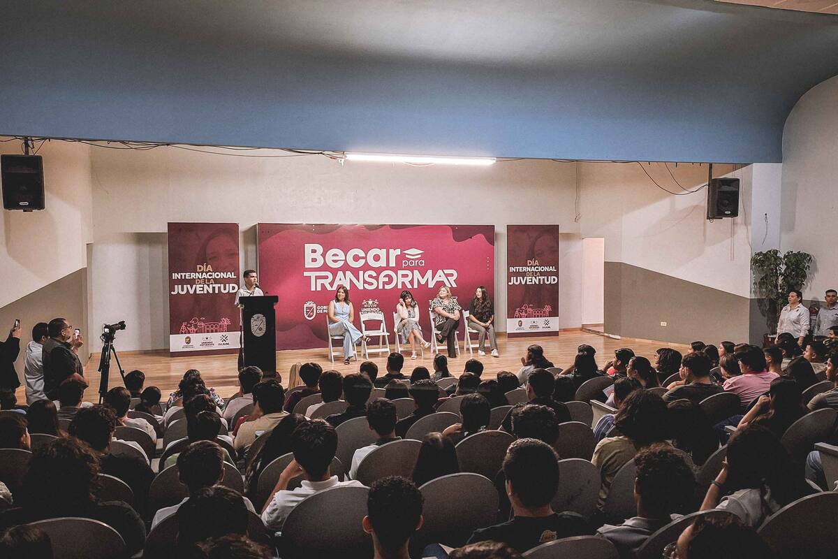 Entregan apoyos a más de 200 estudiantes tras regreso a clases