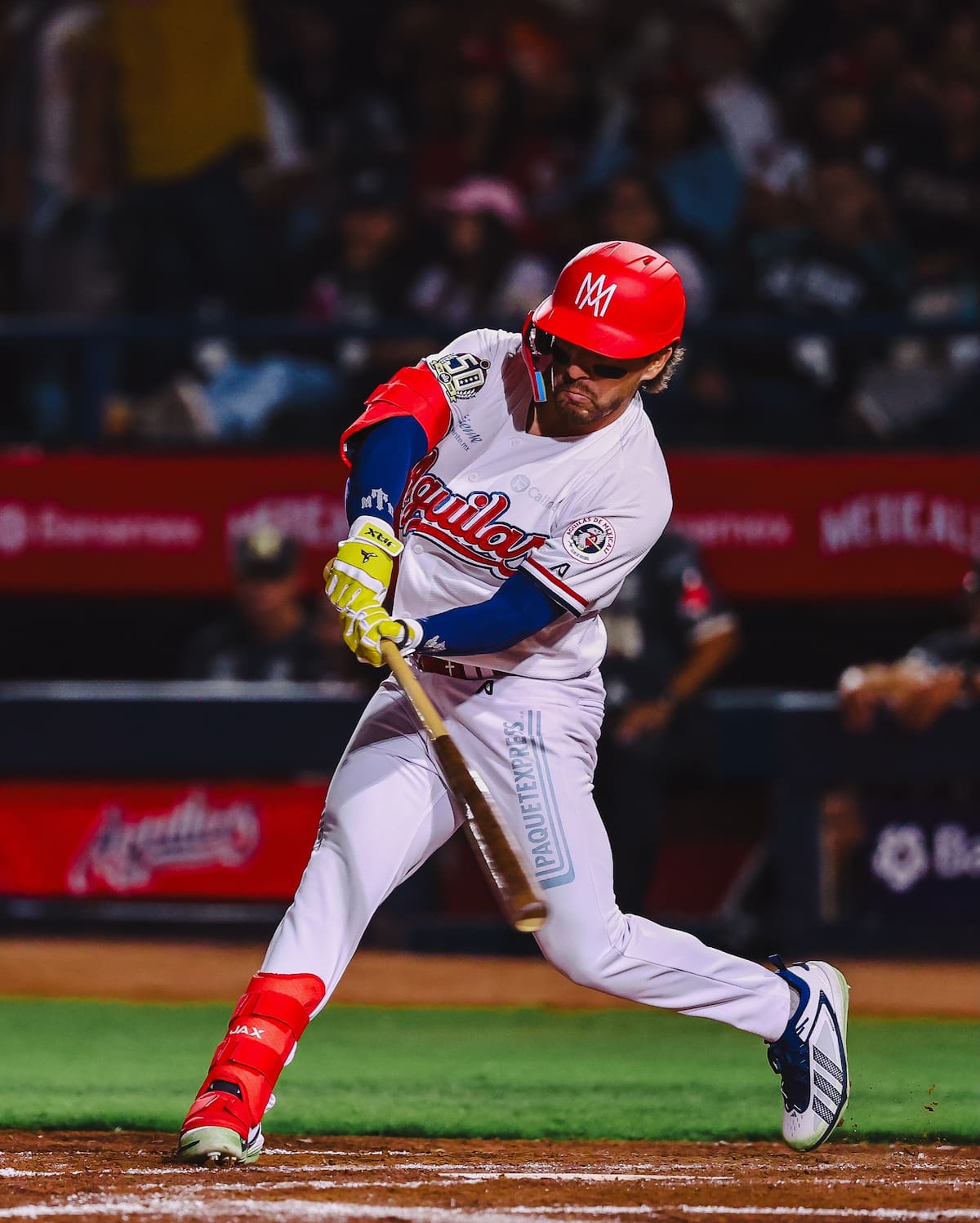 Kai Murphy, jardinero de los Águilas de Mexicali toma turno al bat durante el juego inaugural de la temporada 2026-27 de la LMP. (Foto: IG @kmurph_1)
