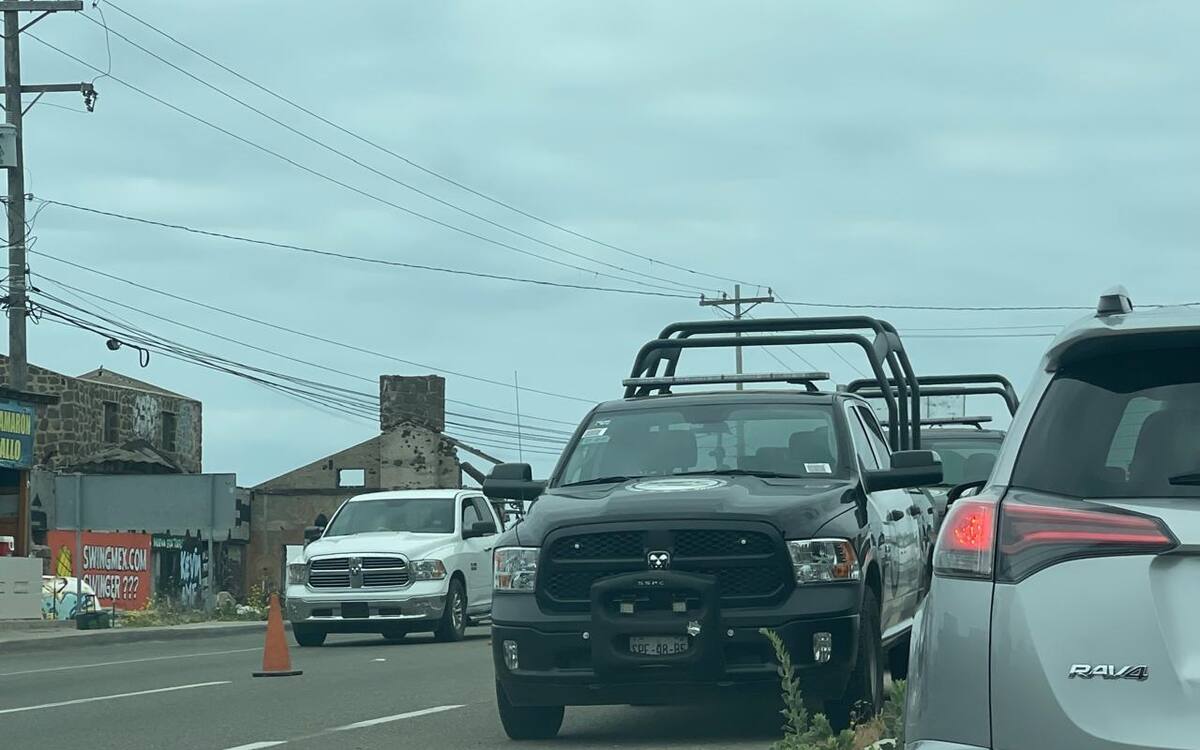 En el retén se encuentran elementos de la Policía Federal, Guardia Nacional y Ejército.