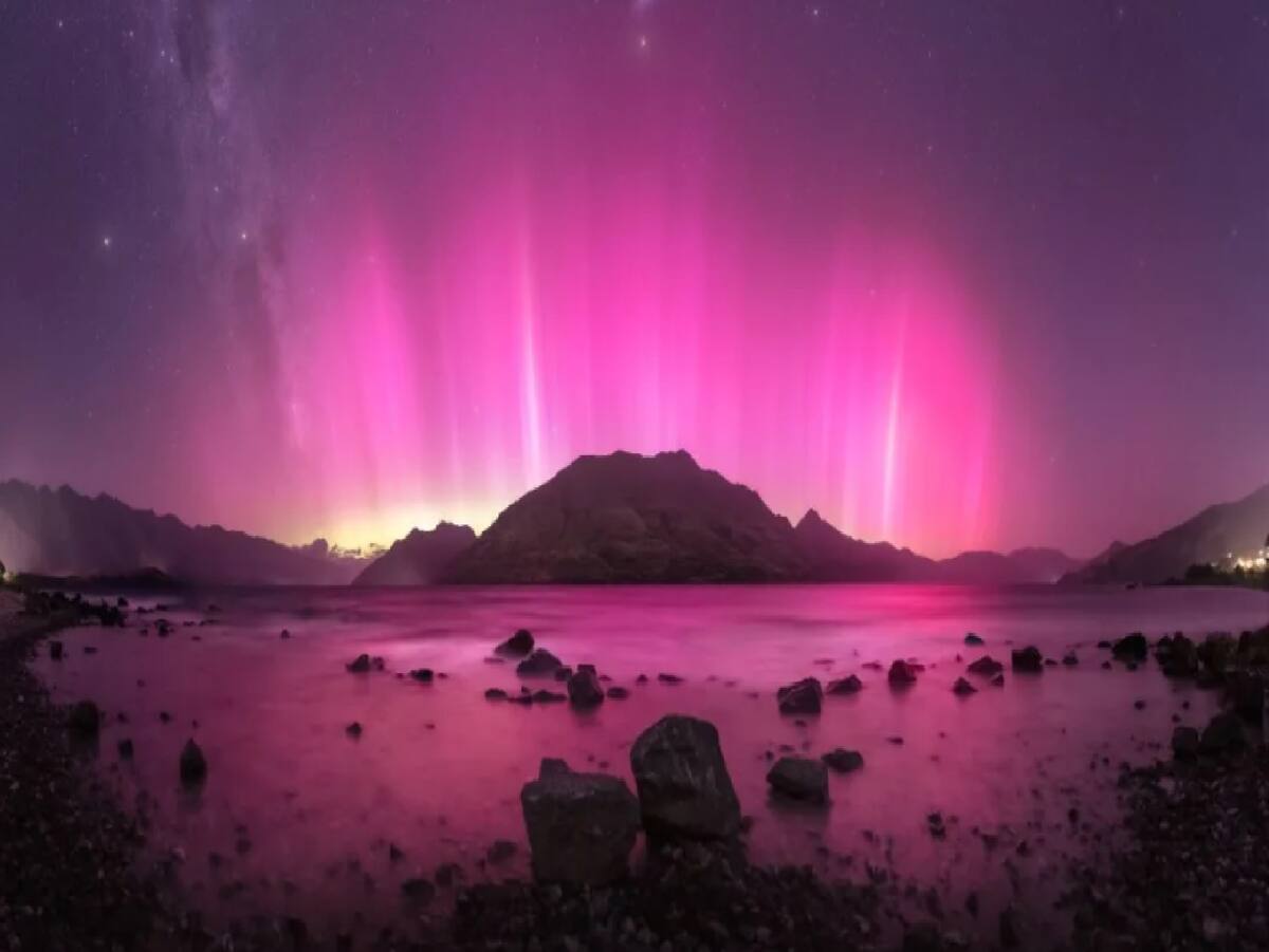 Larryn Rae de Nueva Zelandia ganó la categoría Auroras con esta foto de la Aurora Australis sobre las montañas de Queenstown.