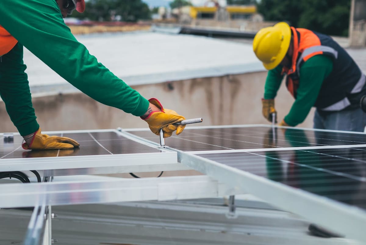 Aunque la instalación de paneles solares puede representar un ahorro significativo, muchos hogares aún no lo instalan porque el beneficio no es inmediato. | Foto: Pexels