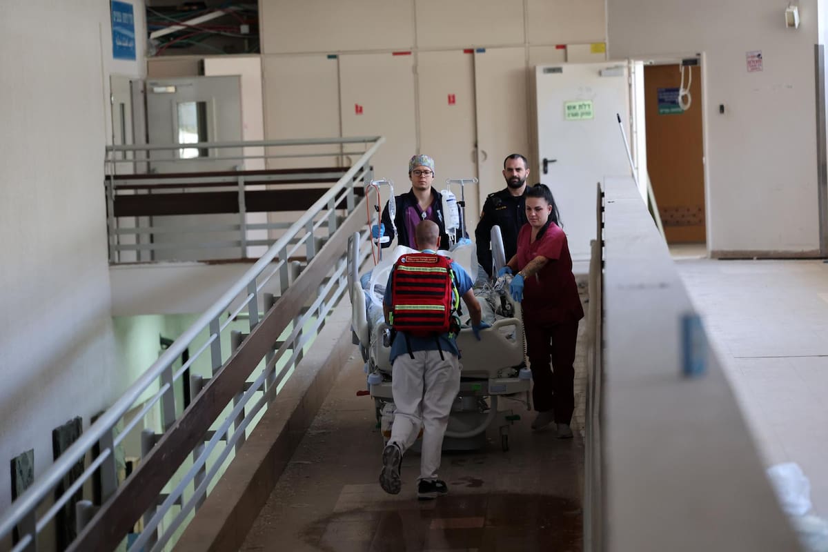 Daños en el complejo hospitalario de Soroka tras el ataque con misiles iraníes. EFE/EPA/ABIR SULTAN