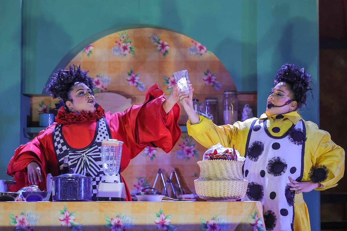 Disfrutan familias la obra de teatro “Las Poltronas: Entre minas te veas”