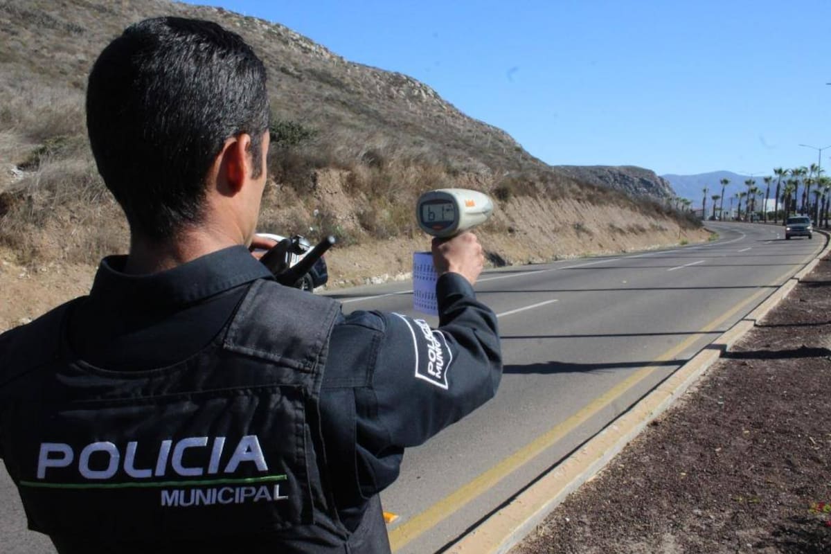 Policías verifican velocidad de los automovilistas en Operativo Radar