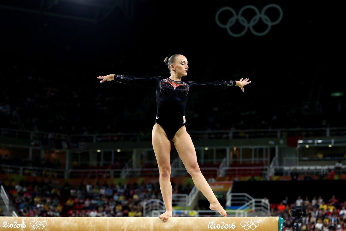 Campeona olímpica en cuarentena entrena con viga de equilibrio en su departamento