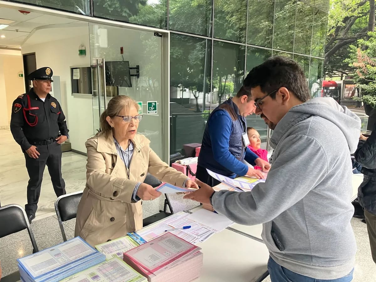 Esteban Hernández, un estudiante de veterinaria de 31 años, es uno de los primeros en votar en las elecciones judiciales, en Ciudad de México. | Crédito: AP