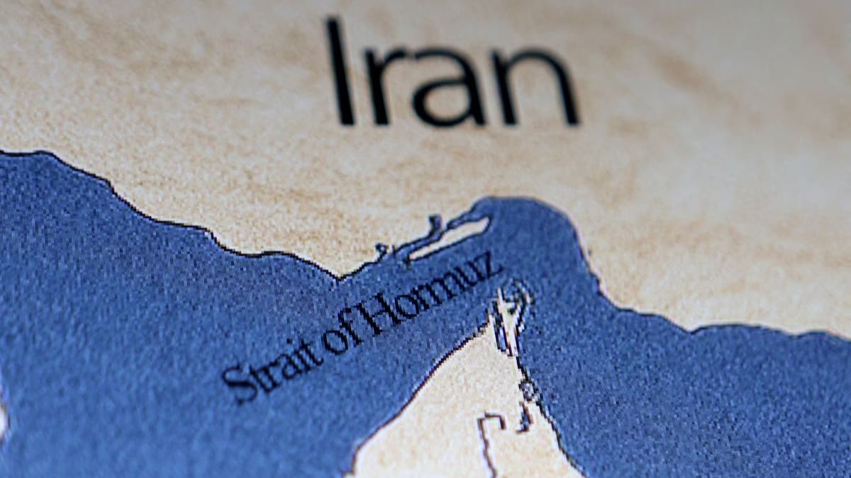 Autoridades iraníes plantean cobrar el tránsito marítimo en la zona mediante pagos en moneda nacional. /Reuters