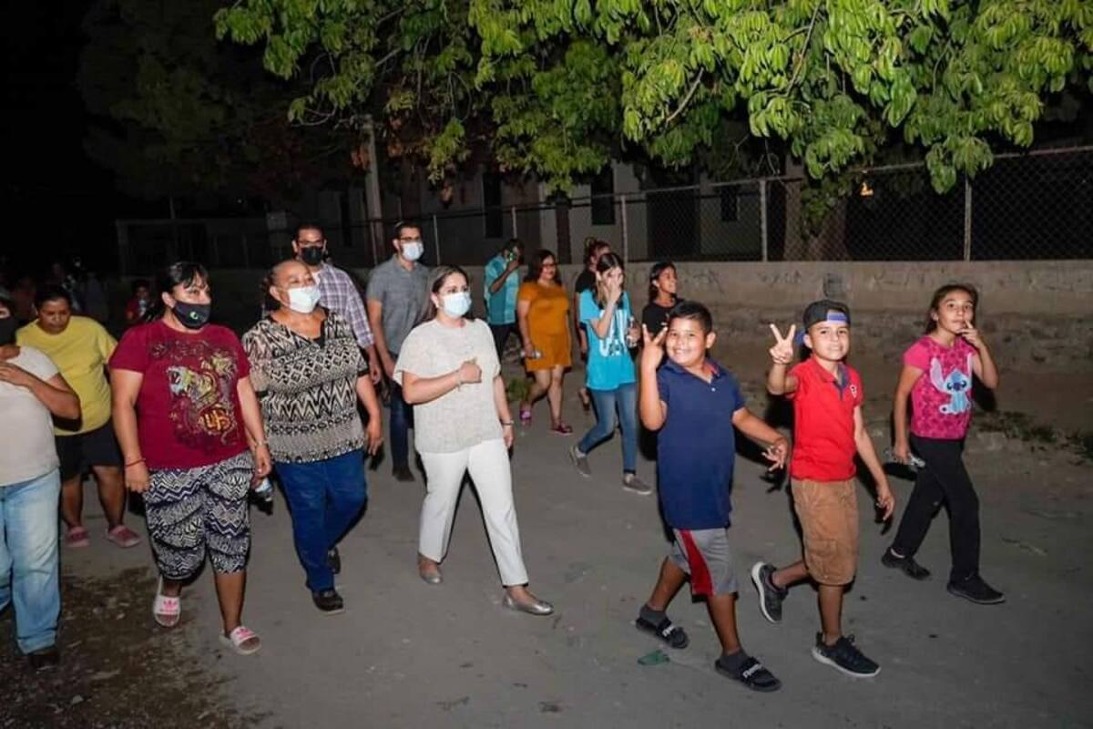 Dialoga la alcaldesa Célida López con vecinos de colonias de Hermosillo