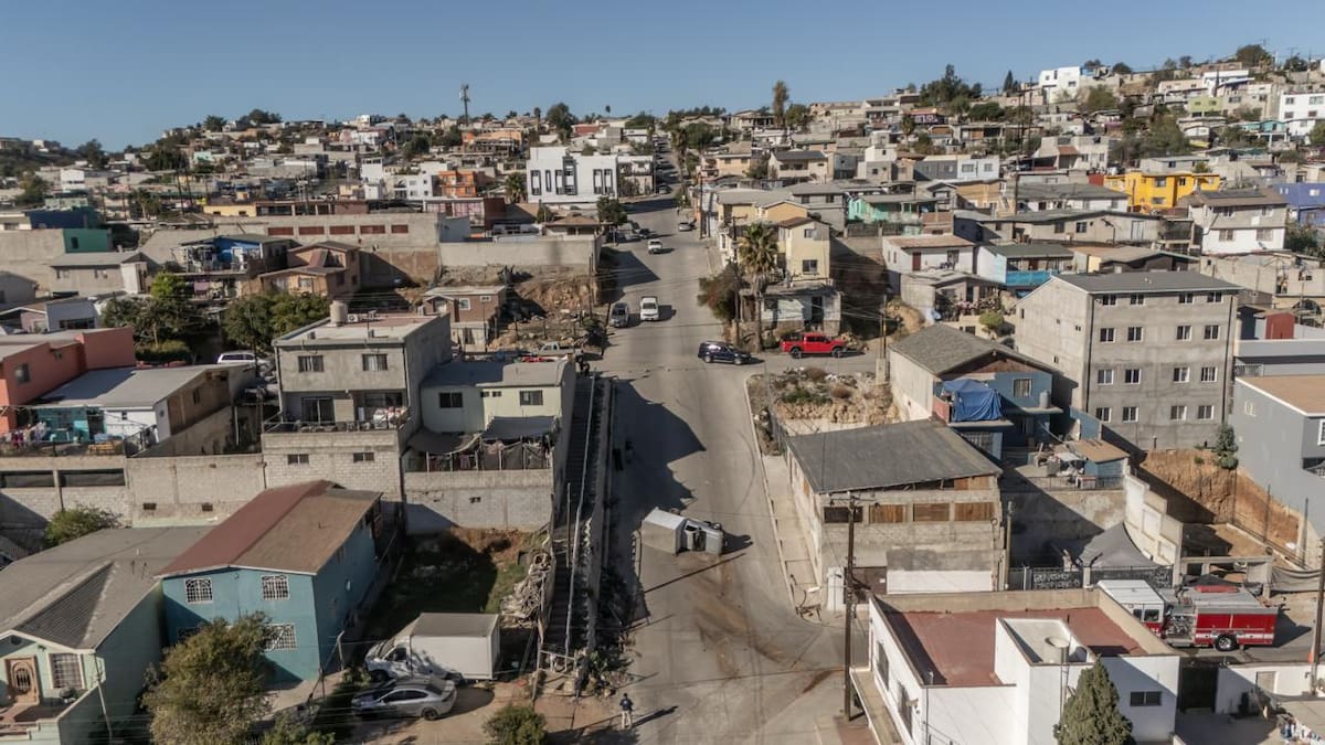La volcadura de una camioneta de abarrotes provocó un derrame de aceite en una rampa de la Colonia Campestre Murua. Foto: Border Zoom