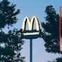 Jacob, un joven empleado de McDonald’s en California, queda hospitalizado tras presunto ataque con aceite caliente de un compañero en su rostro; piden apoyo a través de plataformas