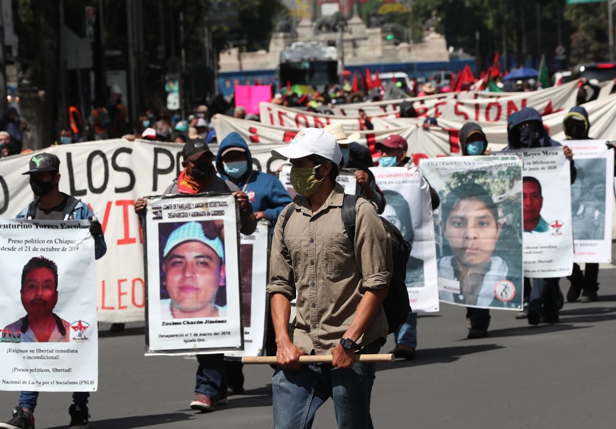 MEX286. CIUDAD DE MÉXICO (MÉXICO), 30/08/2021.- Familiares de Desaparecidos marchan hoy lunes con motivo del Día Internacional de las Víctimas de Desapariciones Forzadas, en las principales avenidas de la Ciudad de México. Miles de familias mueven cielo y tierra para encontrar a sus desaparecidos en México, ahora con el apoyo decidido del Gobierno, pero su titánica labor choca muchas veces con la ineficacia o incluso el desdén de las fiscalías y una impunidad desatada. EFE/ Mario Guzmán