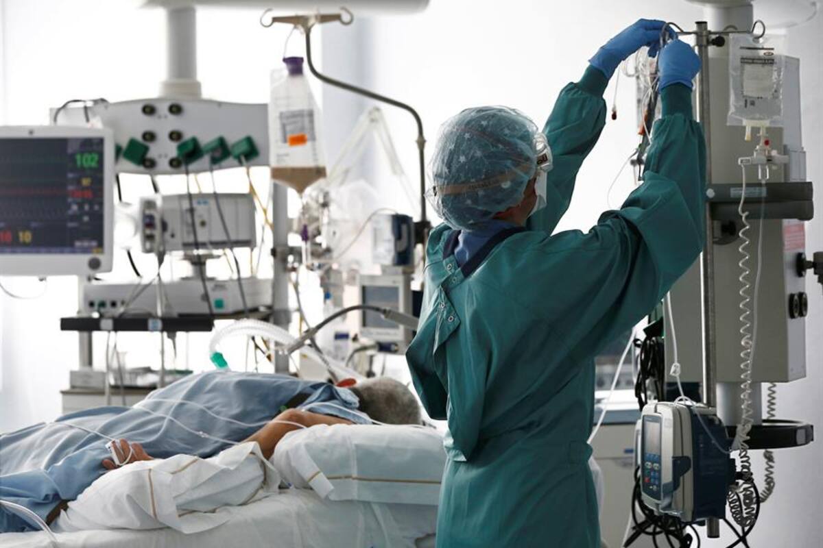 Mujer le lleva serenata con mariachi a su esposo al hospital donde lucha contra el coronavirus