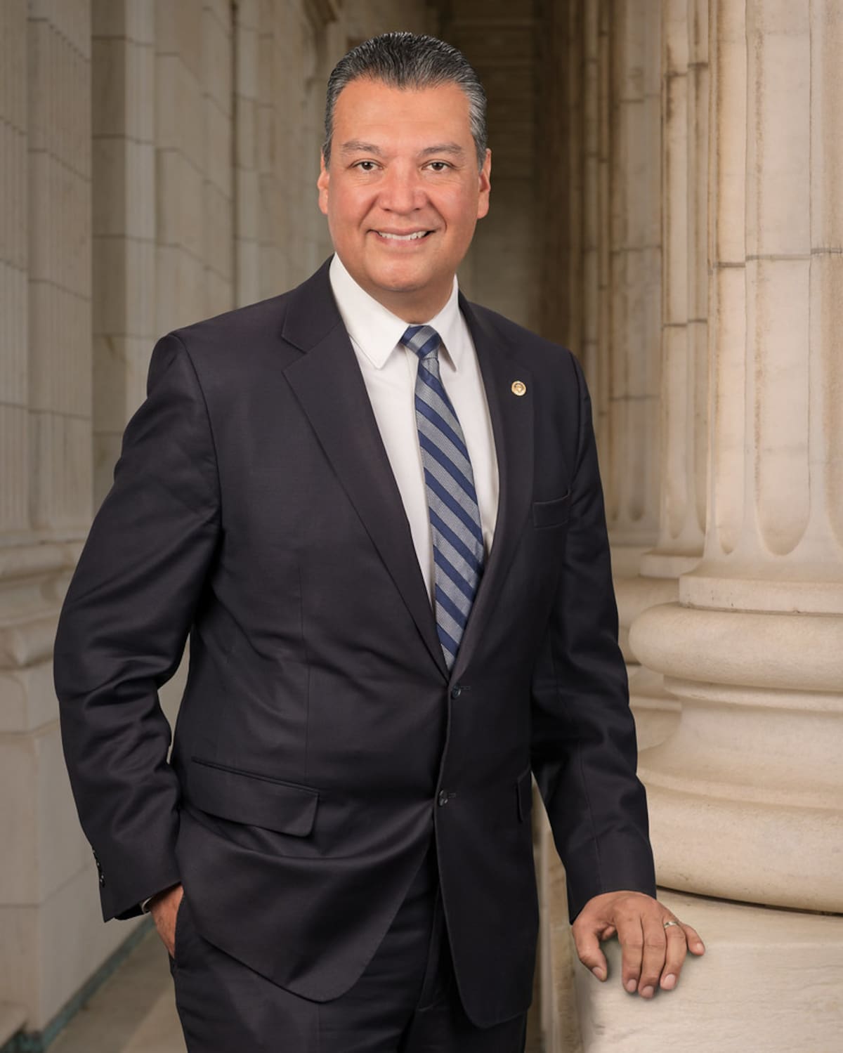 En enero del 2021, fue designado para reemplazar a la vicepresidenta Kamala Harris en el Senado de Estados
Unidos y es el primer latino en representar a California en el Senado. FOTO: Retrato Oficial del Sen. Padilla