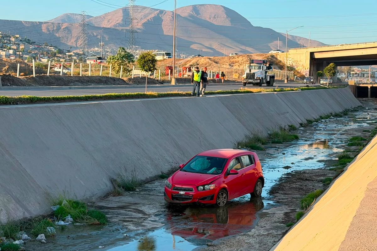 Mujer resulta lesionada tras caer con su vehículo en canalización del bulevar 2000