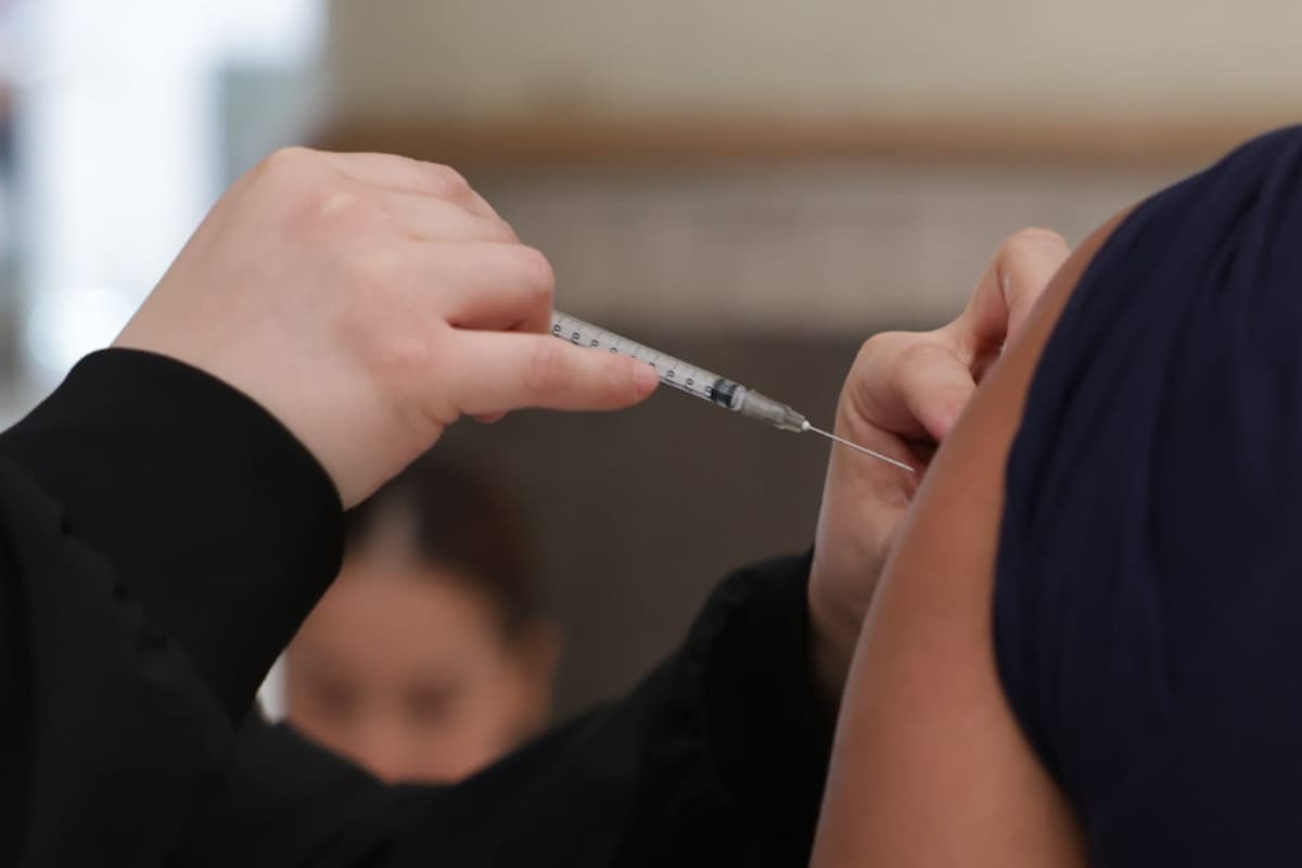 Estudiante de 13 años sufre reacción adversa y es hospitalizada tras ser vacunada sin permiso en secundaria en Guadalajara