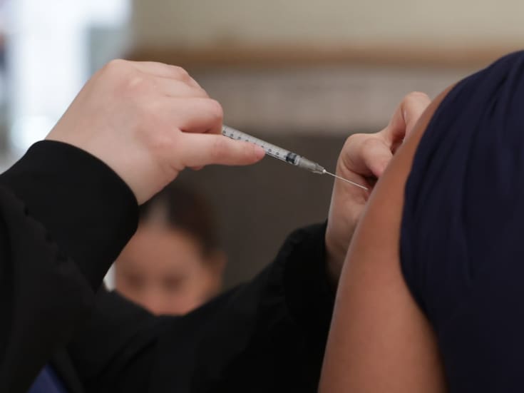 Estudiante de 13 años sufre reacción adversa y es hospitalizada tras ser vacunada sin permiso en secundaria en Guadalajara