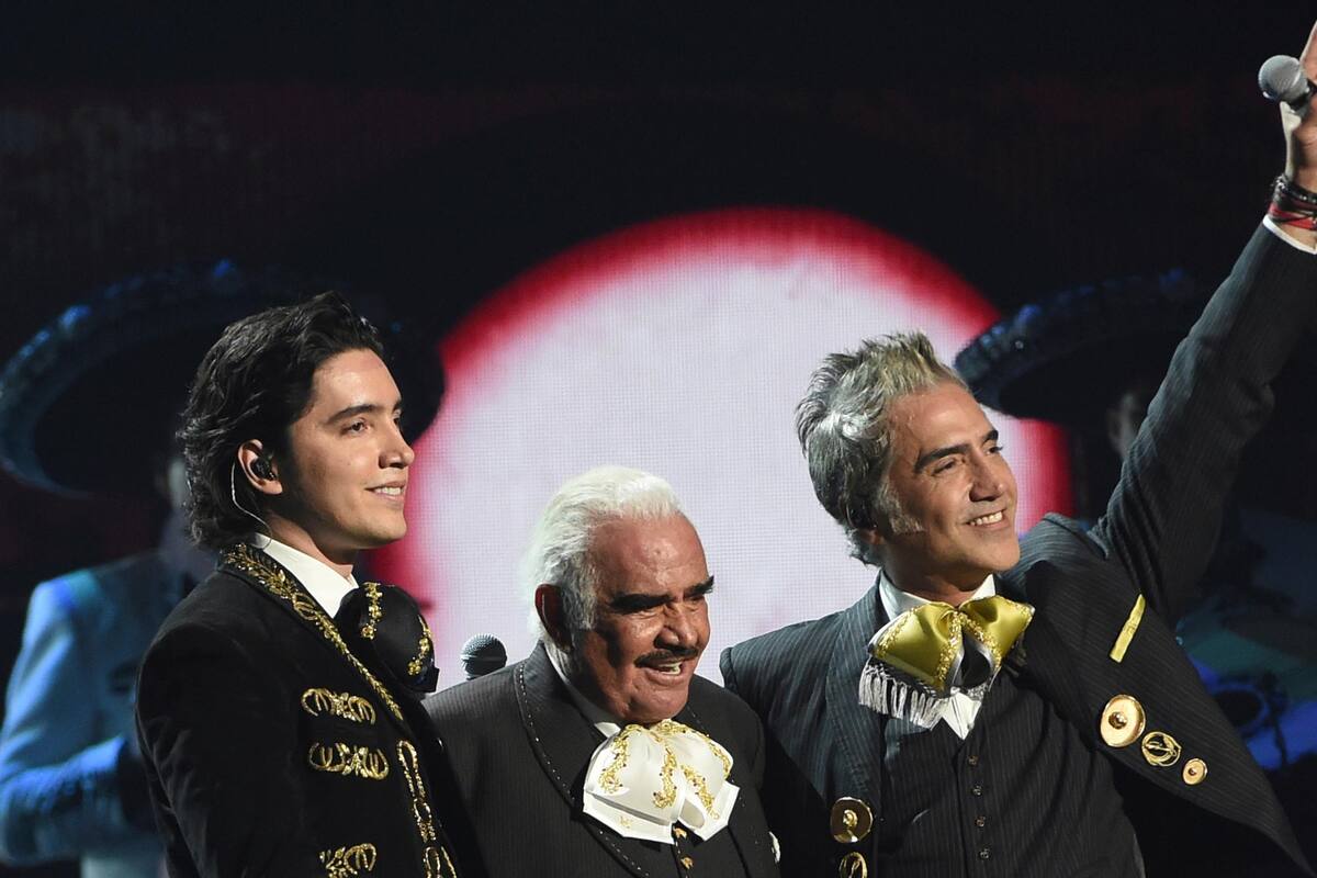 Vicente, Alejandro y Alex Fernández se reúnen y emocionan en los Latin Grammy