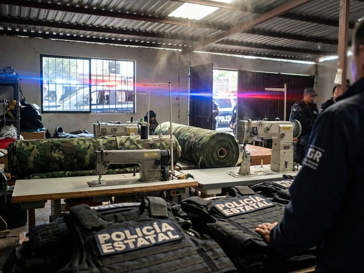 Alerta por “clonación” de uniformes en Veracruz: FGR desarticula fábrica industrial que producía equipo táctico apócrifo para suplantar a militares y policías en retenes falsos