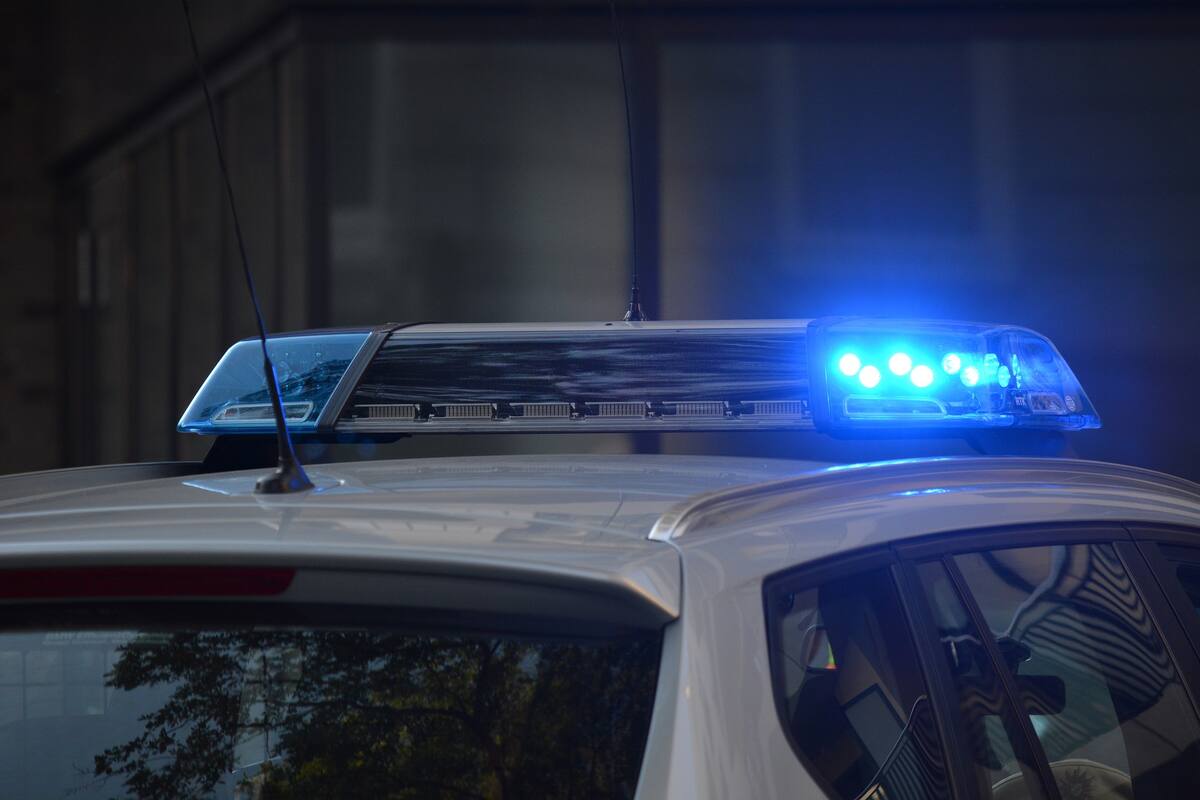 Les lanzaron botes de cerveza y rompieron sus uniformes; arrestan a dos hombres por agredir a policías