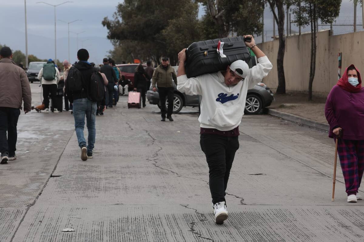 Los pasajeros deben caminar un largo trecho para llegar al Aeropuerto.