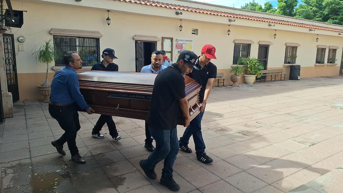 Despiden a hermanos fallecidos en accidente en alcantarilla de Ciudad Obregón