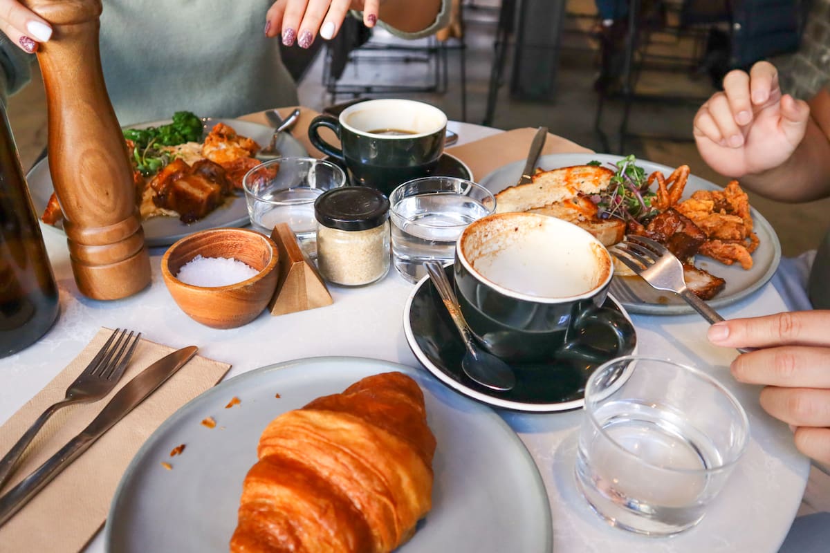 Desayunar temprano podría favorecer la salud y la longevidad en adultos mayores