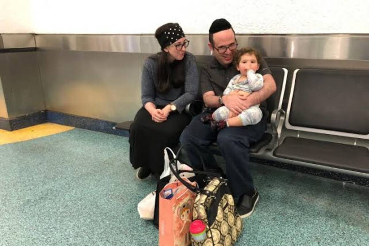Bajan a familia de avión porque 'olía mal', demandan por discriminación
