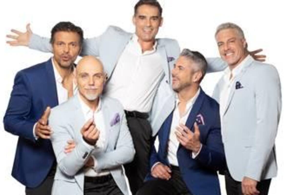 Caballeros cantan en show en línea
