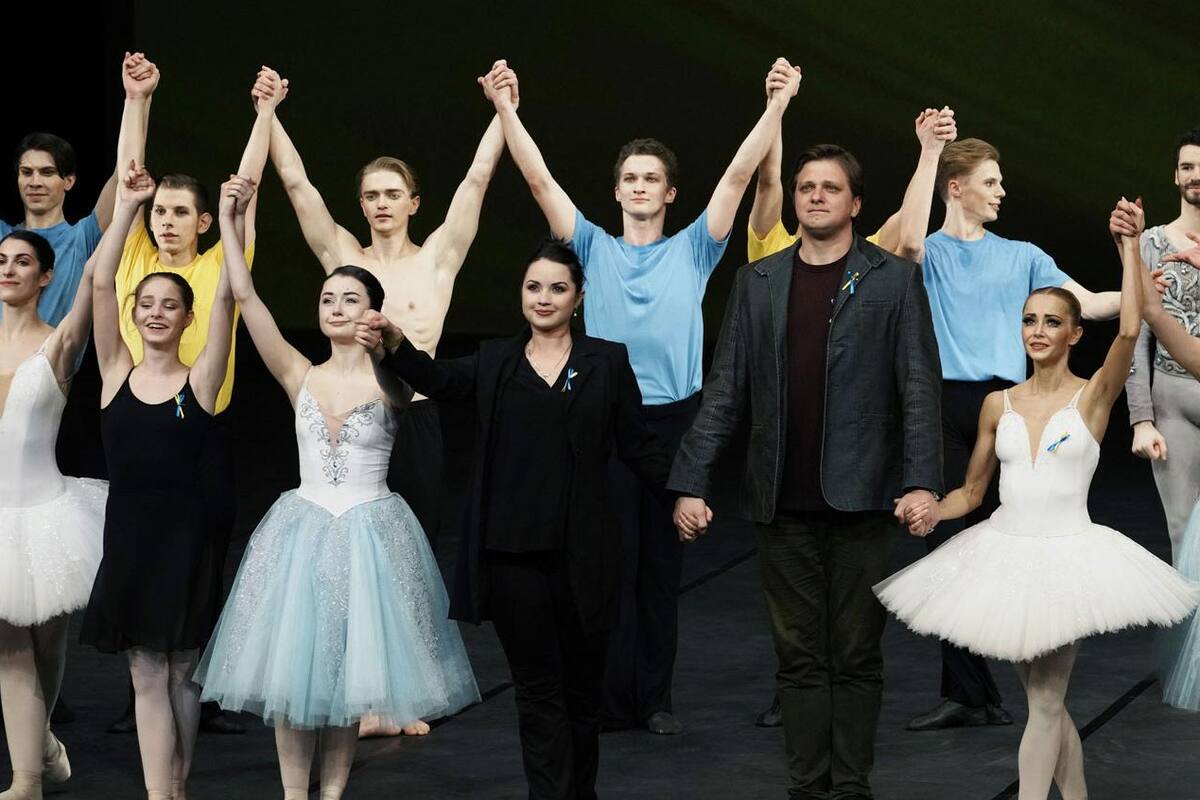 Bailarines ucranianos viven angustia al estar varados en París