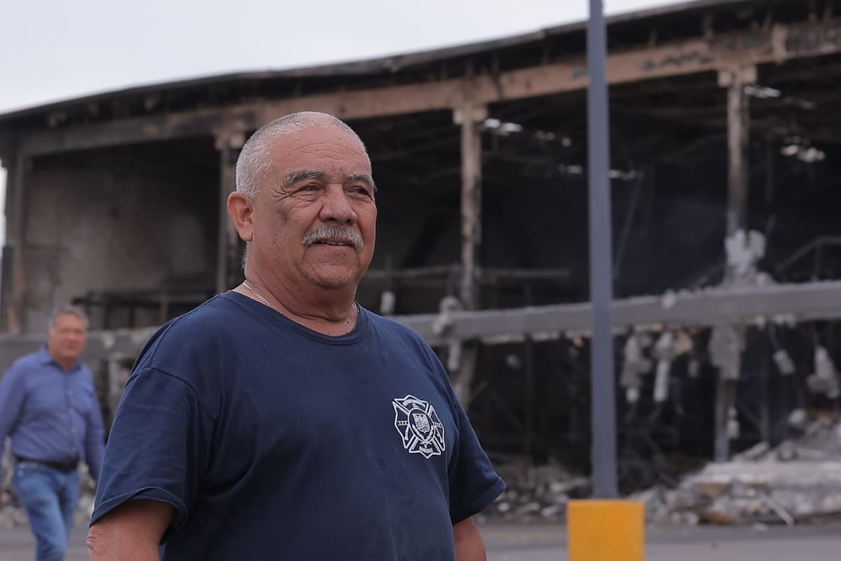 Bombero voluntario de 65 años acude a incendio en Sam’s Club para relevar a sus compañeros en Hermosillo