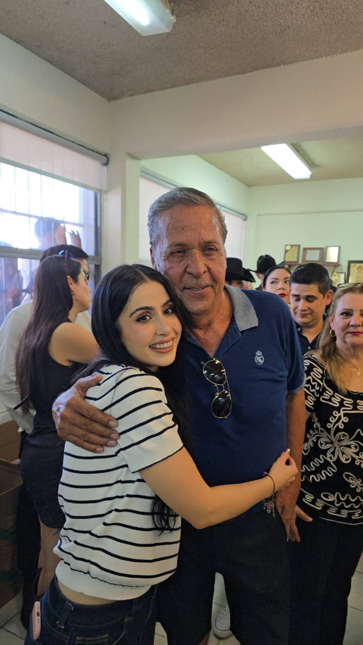Lupita Villalobos acompaña a su papá en su retiro en la Escuela Secundaria General Número 6 “Luis Donaldo Colosio” | Foto: Juan Hernández