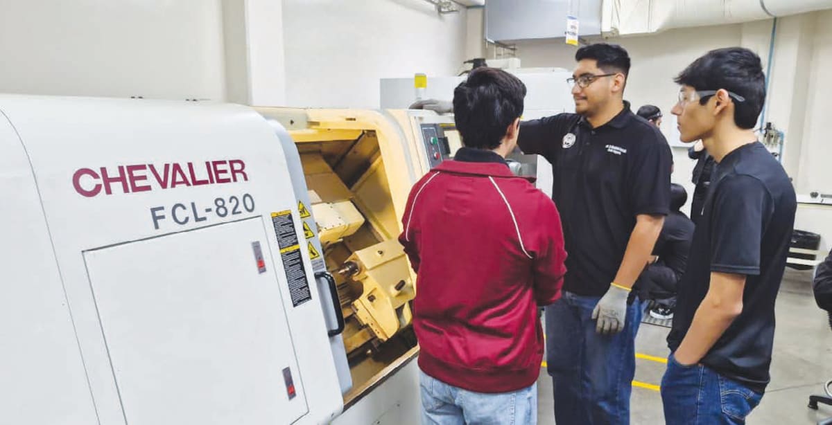 Los laboratorios de Robótica, Manufactura Avanzada y el Centro de Asistencia Metrológica acercan a los alumnos a problemáticas reales de la industria, preparando a más de 3 mil 200 estudiantes cada semestre.