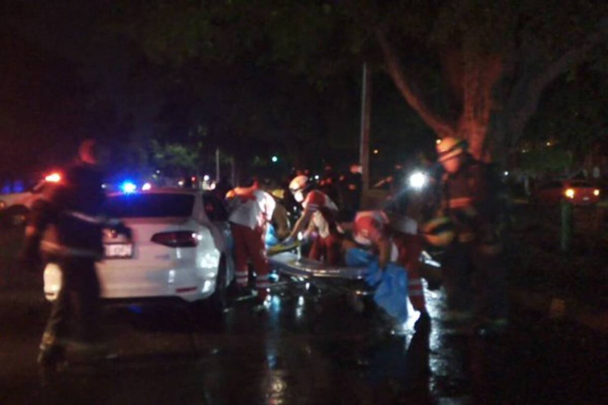 Luego de chocar contra un árbol, joven fallece por quemaduras en Culiacán