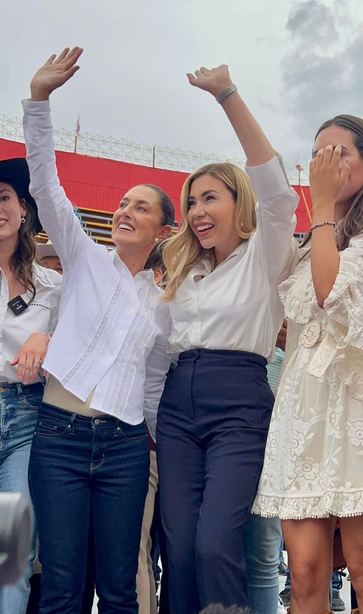 Tania Flores Guerra, exalcaldesa de Múzquiz junto a Claudia Sheinbaum, presidenta de México. | Foto: Vía Facebook.