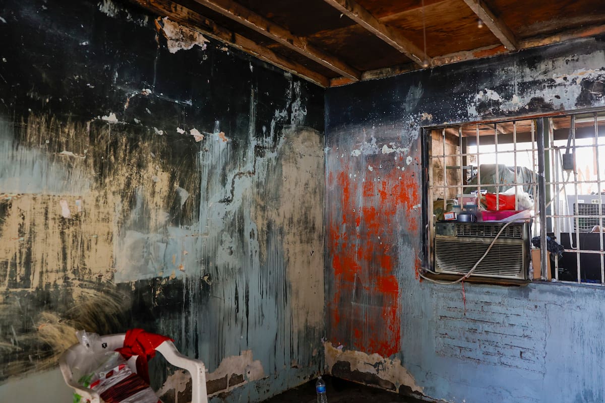 Un corto circuito les arrebató 29 años de esfuerzo: familia pierde su hogar en incendio en Mexicali