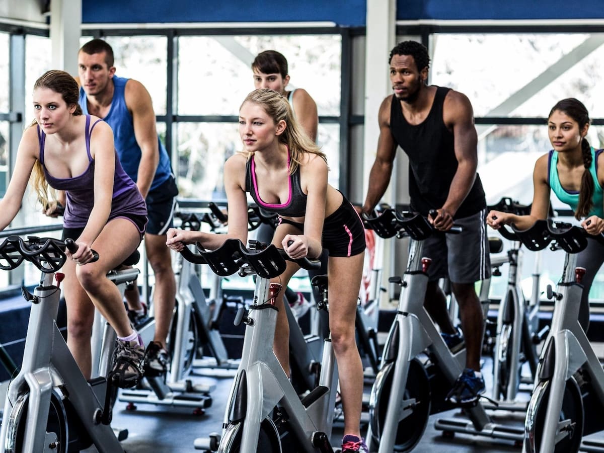 Entre los beneficios del Spinning: fortalece piernas y glúteos, mejora la resistencia y quema grasa de manera rápida. | Crédito: Canva