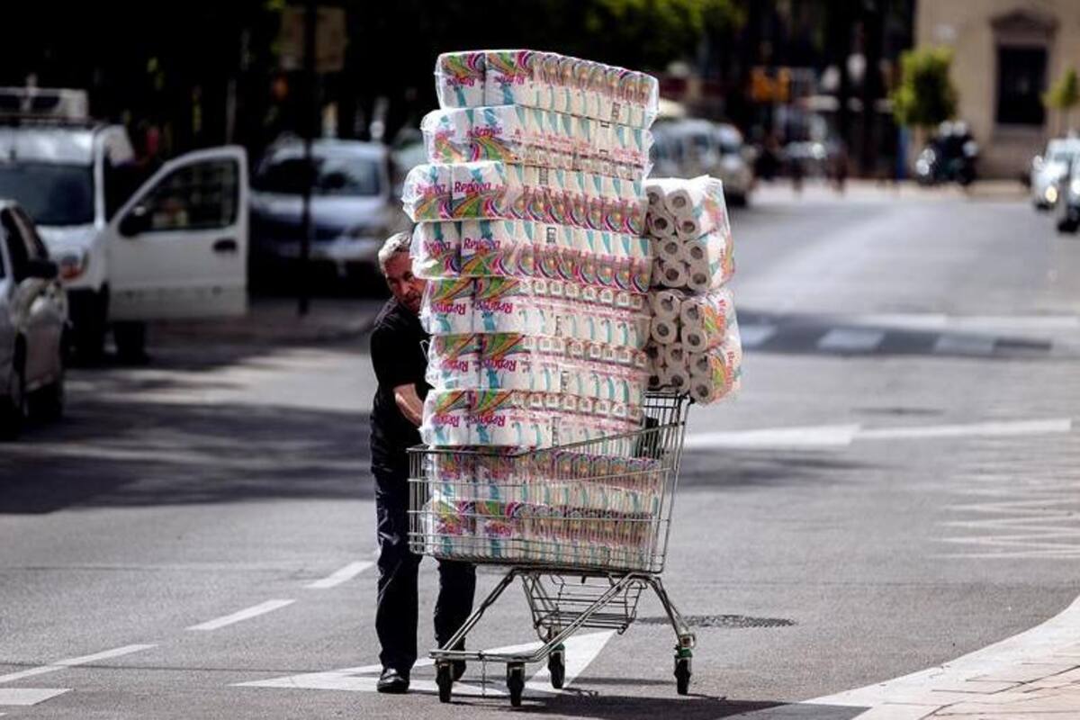 Se encarece papel higiénico en Europa por compras de pánico
