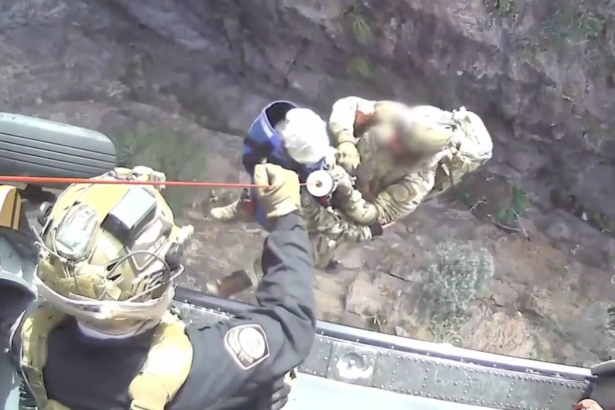 Rescatan mujer migrante que cayó en un acantilado de Arizona