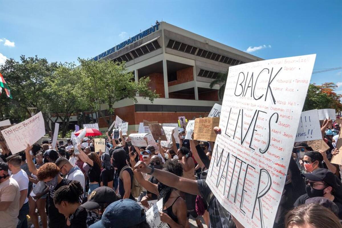 Dos millares de personas protestan en centro de Miami por la muerte de Floyd