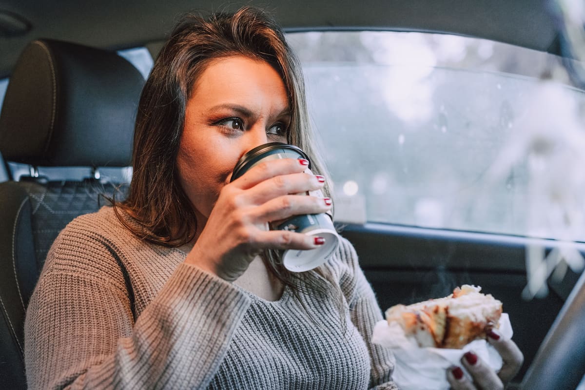 La ley no especifica una lista de alimentos o bebidas prohibidas de forma particular, sino que sanciona el acto físico de comer o ingerir productos por el impedimento que representa para operar el vehículo de manera segura. | Pexels