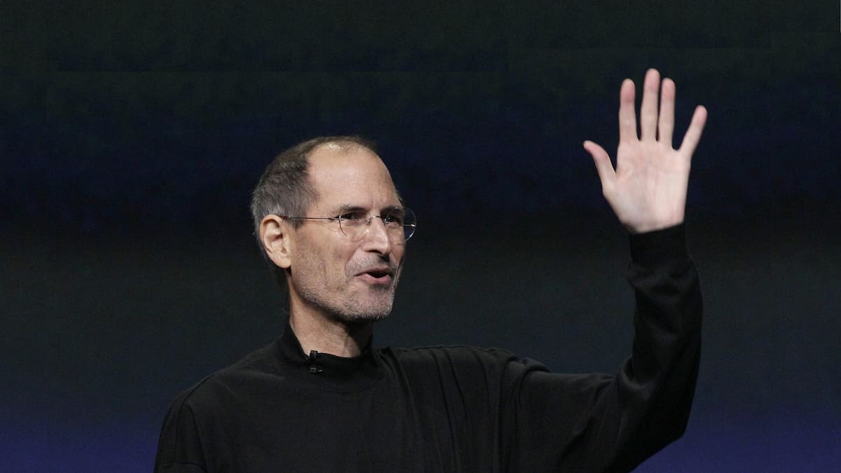 Steve Jobs murió con una fortuna de más de 10 mil millones de dólares y eligió no heredársela a sus hijos, destinando ese dinero a causas sociales porque creía que la riqueza no debía heredarse, sino usarse para ayudar a otros y permitir que cada persona construyera su propio camino